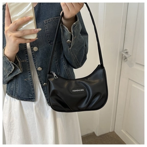Détail du sac à bandoulière demi-lune noir plissé avec plaque logo FASHION & BAG