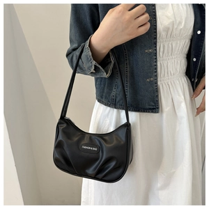 Détail de la texture froncée du sac à main noir avec étiquette Fashion & Bag