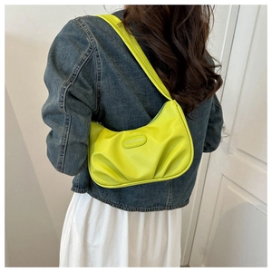 Sac à bandoulière froncé jaune fluo avec emblème Fashion & Bag sur tenue décontractée
