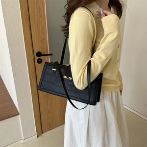 Retro black crocodile pattern shoulder bag with a stylish gold buckle for women