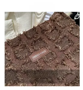 Détail du tissu tissé à carreaux et étiquette en cuir avec texte Fashion & Bags