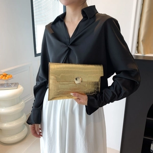 Elegante pochette in pelle dorata con motivo a coccodrillo e fibbia tonda in metallo