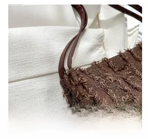 Vue macro détaillée de la texture à franges brunes et du tissu tissé de ce sac cabas chic