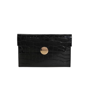 Elegante pochette a busta in pelle nera goffrata coccodrillo con fibbia tonda in metallo oro