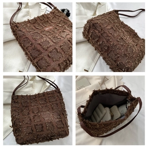 Détails du sac cabas marron avec textures à franges et compartiment intérieur