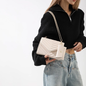 Beige Umhängetasche mit V-Steppung, Metallkette und passendem Mini-Münzbeutel