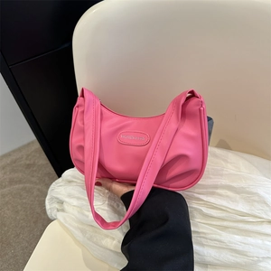Sac Hobo Plissé pour Femme Minimaliste en Cuir PU sous le Bras Sac à Épaule Mode Décontracté Couleur Unie Avec Badge