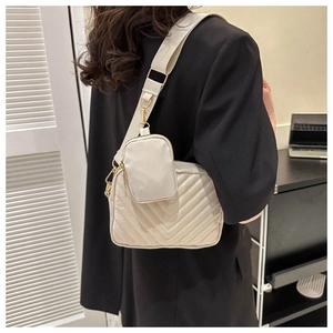 Dettaglio borsa a tracolla trapuntata panna con mini portamonete coordinato sulla cinghia
