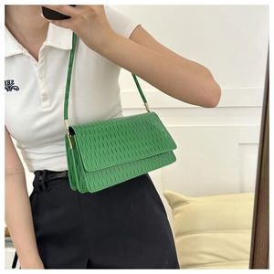 Selfie allo specchio della borsa sottobraccio plissettata verde con fibbia dorata