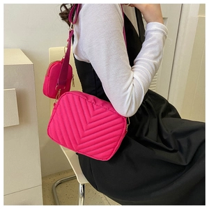 Set borsa a tracolla rosa acceso trapuntata con mini custodia con cerniera coordinata