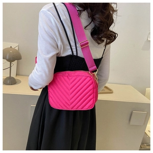 Dettaglio della borsa squadrata in nylon rosa fucsia con trapuntatura a V e tracolla