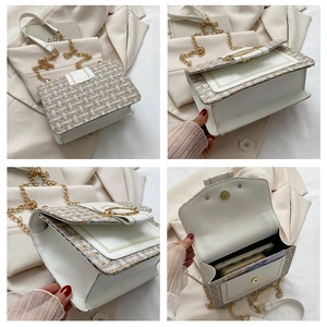 Detailansicht der cremefarbenen Tweed-Tasche mit goldener Kette und Innenfächern