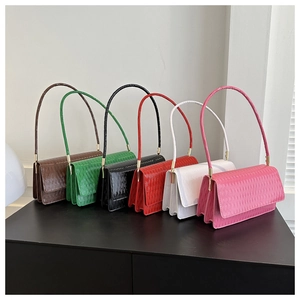 Dettaglio di borse sottobraccio vintage in sei colori assortiti per l'estate