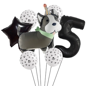 Détail du ballon husky avec chapeau de fête et ballons en latex à empreintes