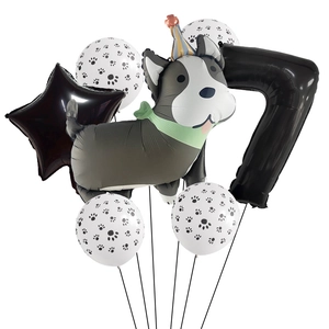 Détail du ballon Boston Terrier avec chiffre 7 et ballons empreintes de pattes