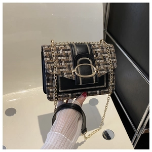 Detailaufnahme der Retro-Tweed-Umhängetasche mit goldenem Verschluss und Metallkette