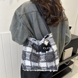 Klassische Shopper-Tasche aus Tweed mit schwarz-weißem Karomuster und Plüsch-Anhänger