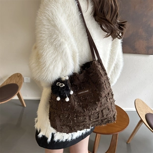 Dunkelbraune gewebte Tote Bag mit FASHION & BAGS Label und schwarzem Pompon-Anhänger