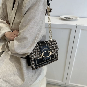 Retro-Umhängetasche aus Tweed mit goldener Kette, getragen von einem Modell in Beige