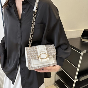 Elegante Umhängetasche aus beigem Tweed mit weißem Lederbesatz und Goldkette