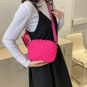 Borsa a tracolla trapuntata magenta con tracolla larga e mini portamonete coordinato