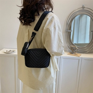 Borsa a tracolla in nylon nero con trapuntatura a V e piccolo borsellino rotondo nero