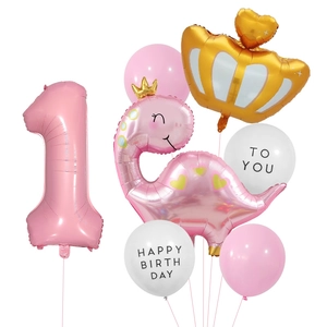 Dettaglio del set di palloncini con dinosauro rosa e corona per festa di primo compleanno