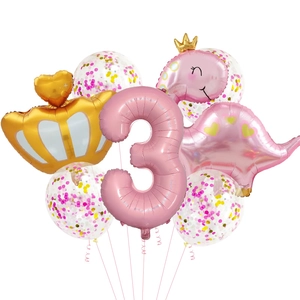 Détail d'un ensemble de ballons dinosaure rose et couronne pour fête de 3ème anniversaire
