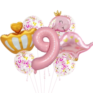 Détail de l'ensemble ballon chiffre 9 rose avec dinosaure à couronne et ballons à paillettes