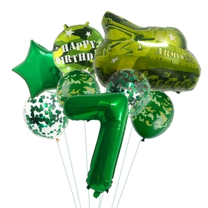 Détail du kit ballons char de combat camouflage avec étoile verte et chiffre sept de fête