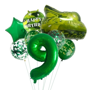Détail du kit ballon char d'assaut 9 ans avec étoile verte et ballons camouflage