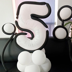 Détail de colonne de ballon chiffre 5 noir et blanc pour décoration de 5ème anniversaire