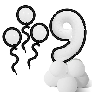 Vue détaillée du ballon blanc chiffre 9 avec texture brossée et accents de style BD