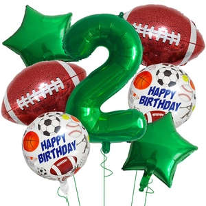 7-teiliges Set mit grünem Zahlenballon 2 und Football-Ballons für Sportgeburtstage