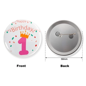 Badge d'anniversaire en fer-blanc pour bébé avec couronne et numéro un de dessin animé