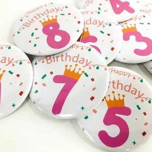 Badges d'anniversaire pour enfants avec chiffres roses et motifs confettis colorés