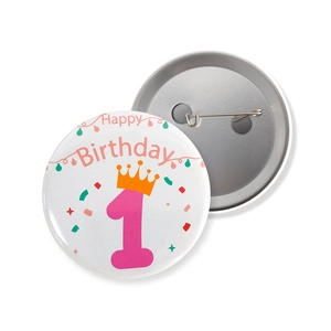 Détails avant et arrière du badge d'anniversaire 1 an en fer-blanc avec épingle de sûreté