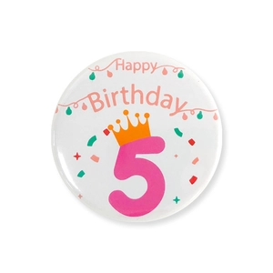 Badge blanc en fer-blanc avec numéro 5 rose et couronne pour fête de 5ème anniversaire