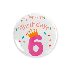 Détail du badge d'anniversaire avec chiffre six rose et couronne pour la fête