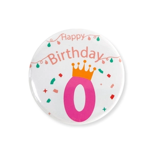Détail du badge d'anniversaire blanc en fer-blanc avec chiffre 0 rose et texte