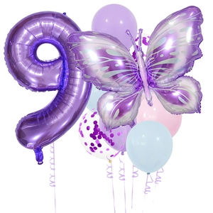 Detail von lila Zahl 9 Ballon mit Schmetterling und bunten Latex-Partyballons