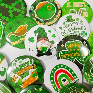 Badges ronds en fer-blanc de la Saint-Patrick avec gnomes, trèfles et motifs verts