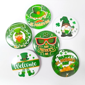 Détail macro de six badges en fer-blanc de la Saint-Patrick avec trèfles et gnomes
