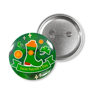 Détails recto-verso du badge en fer-blanc de la Saint-Patrick avec trèfle et bottes d'or