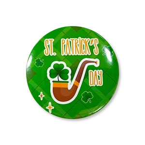 Détail du badge de la Saint-Patrick avec pipe trèfle et motif à carreaux verts festif