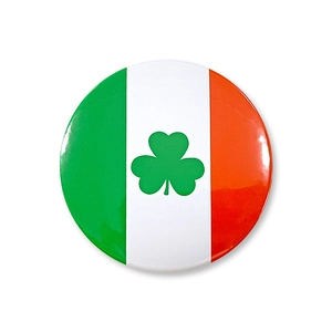 Détail d'un badge de la Saint-Patrick aux couleurs de l'Irlande avec un trèfle vert