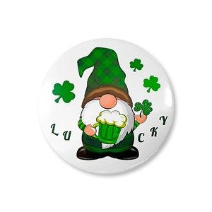 Détail du badge en fer-blanc de la Saint-Patrick avec un gnome chanceux et trèfle vert