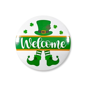 Détail d'un badge en fer-blanc de la Saint-Patrick avec trèfle et texte Welcome