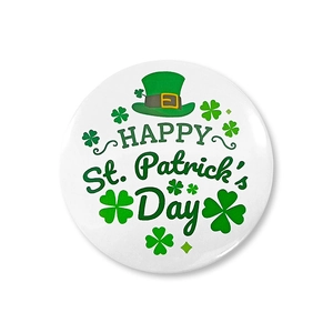Gros plan d'un badge en fer-blanc de la Saint-Patrick avec chapeau vert et trèfle