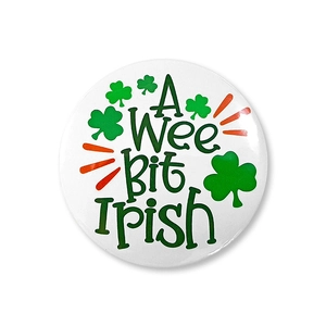 Détail du badge en fer-blanc de la Saint-Patrick avec texte irlandais et trèfles verts